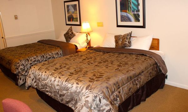 Classic 2 Queens Photo 3